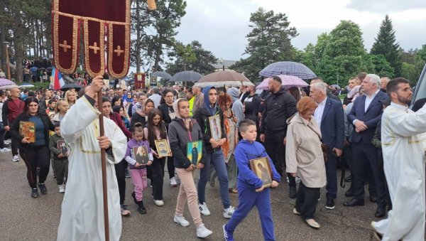 ВЕЛИЧАНСТВЕНА ЛИТИЈА УЛИЦАМА НИКШИЋА: Oкупило се десетине хиљада грађана (ФОТО/ВИДЕО) ВЕЛИЧАНСТВЕНА ЛИТИЈА УЛИЦАМА НИКШИЋА: Oкупило се десетине хиљада грађана (ФОТО/ВИДЕО)