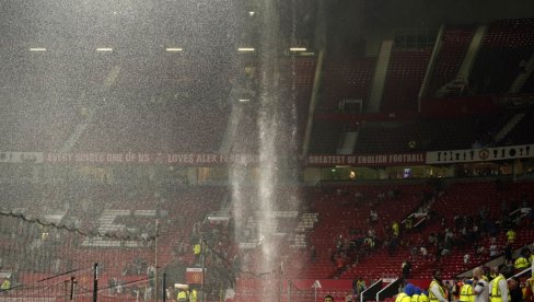 PROPLAKAO I OLD TRAFORD, NAVIJAČI GLEDALI U ČUDU: Arsenal pobedio Junajted, čuveni stadion roni suze (FOTO/VIDEO)