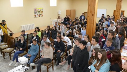 IZ KLUPE ODMAH NA POSAO: Tehnička škola u Odžacima nudi dva smera po modelu dualnog obrazovanja, industrijski krojač i mehatroničar IZ KLUPE ODMAH NA POSAO: Tehnička škola u Odžacima nudi dva smera po modelu dualnog obrazovanja, industrijski krojač i mehatroničar