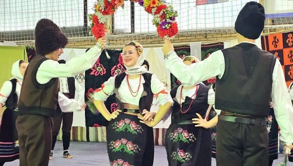СВЕЧАНО У РАВНОМ ПОЉУ КОД УГЉЕВИКА: Село заиграло и запевало СВЕЧАНО У РАВНОМ ПОЉУ КОД УГЉЕВИКА: Село заиграло и запевало