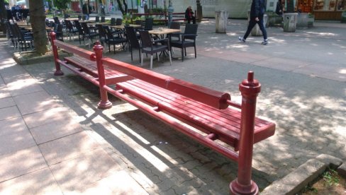 ПЕШАЧКА ЗОНА: Опет доступне клупе на Старом корзоу ПЕШАЧКА ЗОНА: Опет доступне клупе на Старом корзоу