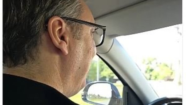 КО КОГА ОВДЕ МАЛТРЕТИРА? Вучић са Малим кренуо ка градилишту Експа, па поделио шаљиви снимак (ВИДЕО) КО КОГА ОВДЕ МАЛТРЕТИРА? Вучић са Малим кренуо ка градилишту Експа, па поделио шаљиви снимак (ВИДЕО)