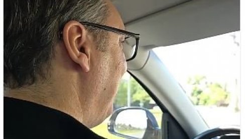 KO KOGA OVDE MALTRETIRA? Vučić sa Malim krenuo ka gradilištu Ekspa, pa podelio šaljivi snimak (VIDEO) KO KOGA OVDE MALTRETIRA? Vučić sa Malim krenuo ka gradilištu Ekspa, pa podelio šaljivi snimak (VIDEO)