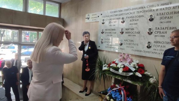 НИШЛИЈЕ ОБЕЛЕЖАВАЈУ 13. МАЈ, НЕКАДАШЊИ ДАН БЕЗБЕДНОСТИ, И СЕЋАЈУ СЕ КОЛЕГА Почаст палим полицајцима НИШЛИЈЕ ОБЕЛЕЖАВАЈУ 13. МАЈ, НЕКАДАШЊИ ДАН БЕЗБЕДНОСТИ, И СЕЋАЈУ СЕ КОЛЕГА Почаст палим полицајцима