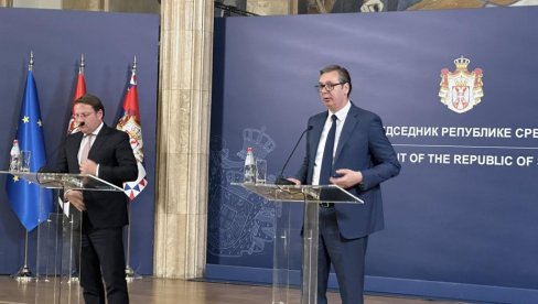 VRLO DOBAR RAZGOVOR SA KOMESAROM: Predsednik Vučić posle sastanka sa Oliverom Varhejijem (FOTO)