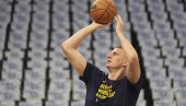KAKVA PODRŠKA ZA MEGU: Nikola Jokić bodri bišvi klub protiv Dubaija (FOTO) KAKVA PODRŠKA ZA MEGU: Nikola Jokić bodri bišvi klub protiv Dubaija (FOTO)