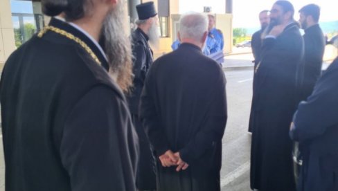 СЛИКЕ ПАТРИЈАРХА ПОРФИРИЈА СА МЕРДАРА: Кренуо на Сабор СПЦ у Пећку патријаршију - Курти му забранио посету духовној кући (ФОТО)