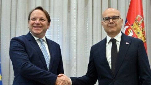 DANAŠNJE KLJUČNE ODLUKE OBLIKUJU NAREDNIH PET GODINA: Premijer Vučević se sastao sa Oliverom Varheljijem (FOTO) DANAŠNJE KLJUČNE ODLUKE OBLIKUJU NAREDNIH PET GODINA: Premijer Vučević se sastao sa Oliverom Varheljijem (FOTO)