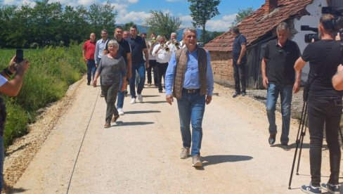 POLA VEKA ČEKALI KILOMETAR ASFALTA: U čačanskim naseljima Trbušani i Mršinci privode se kraju radovi vredni ukupno 33 miliona dinara POLA VEKA ČEKALI KILOMETAR ASFALTA: U čačanskim naseljima Trbušani i Mršinci privode se kraju radovi vredni ukupno 33 miliona dinara