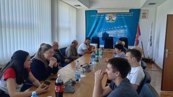 КРАСИ ИХ ПЛЕМЕНИТОСТ И ПОШТЕЊЕ: Пријем у општини Бачка Пљаланка за волонтере Црвеног крста у том граду КРАСИ ИХ ПЛЕМЕНИТОСТ И ПОШТЕЊЕ: Пријем у општини Бачка Пљаланка за волонтере Црвеног крста у том граду