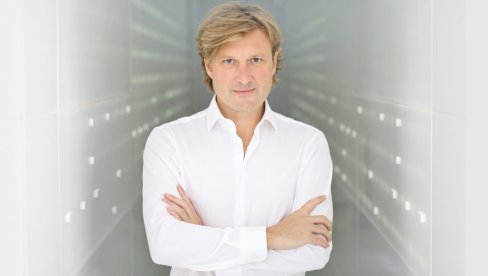 DR PETAR DRAGIĆ: Pionir laserskih operacija vena DR PETAR DRAGIĆ: Pionir laserskih operacija vena