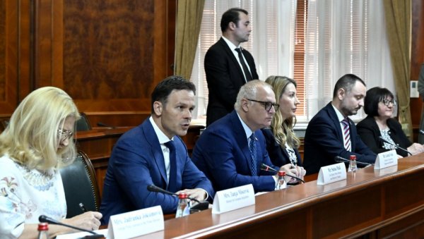 МИНИСТАР МАЛИ НА САСТАНКУ СА ВАРХЕЉИЈЕМ: Посвећени смо реформама, без угрожавања инвестиционог циклуса који смо започели МИНИСТАР МАЛИ НА САСТАНКУ СА ВАРХЕЉИЈЕМ: Посвећени смо реформама, без угрожавања инвестиционог циклуса који смо започели