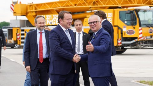 ВЕСИЋ НА ОТВАРАЊУ ИНТЕРМОДАЛНОГ ТЕРМИНАЛА: Ово је пројекат који поспешује привредни раст ВЕСИЋ НА ОТВАРАЊУ ИНТЕРМОДАЛНОГ ТЕРМИНАЛА: Ово је пројекат који поспешује привредни раст