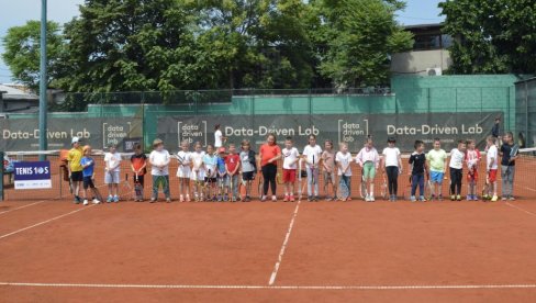 MALIŠANI KRENULI STOPAMA NOVAKA ĐOKOVIĆA: Festival dečijeg tenisa održan na terenima Zvezde MALIŠANI KRENULI STOPAMA NOVAKA ĐOKOVIĆA: Festival dečijeg tenisa održan na terenima Zvezde