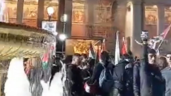 ПОЛИЦИЈА ИЗБАЦИВАЛА СТУДЕНТЕ СА ФАКУЛТЕТА У АТИНИ: Солидарисали се са Палестинцима, уследио хаос (ВИДЕО) ПОЛИЦИЈА ИЗБАЦИВАЛА СТУДЕНТЕ СА ФАКУЛТЕТА У АТИНИ: Солидарисали се са Палестинцима, уследио хаос (ВИДЕО)