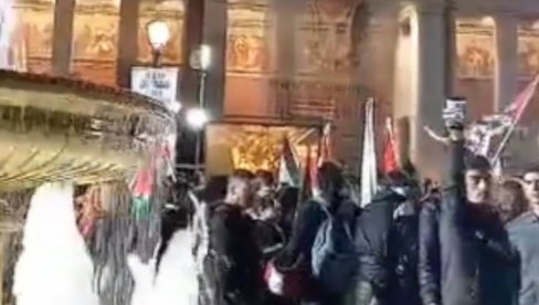 POLICIJA IZBACIVALA STUDENTE SA FAKULTETA U ATINI: Solidarisali se sa Palestincima, usledio haos (VIDEO) POLICIJA IZBACIVALA STUDENTE SA FAKULTETA U ATINI: Solidarisali se sa Palestincima, usledio haos (VIDEO)