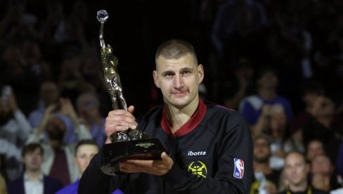 TRENUTAK ZA PAMĆENJE - JOKIĆ KRUNISAN I TREĆI PUT: Srbin podigao trofej Majkla DŽordana (VIDEO)