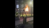 ПОЖАР У МОСКВИ: Дете наставља да се љуља на игралишту док пожар избија у стану (ВИДЕО) ПОЖАР У МОСКВИ: Дете наставља да се љуља на игралишту док пожар избија у стану (ВИДЕО)