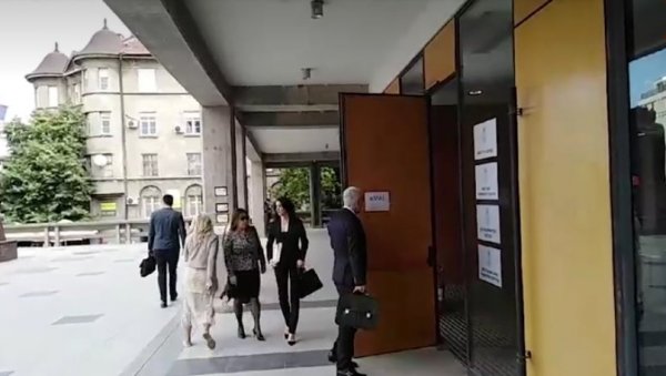 КАЗАЛИ ГДЕ СУ ЗАТЕКЛИ МЕТКЕ, ЈЕР ИХ КОСТА НИЈЕ ПОНЕО СВЕ: Полицајци, који су претресали стан, сведочили на суђењу Кецмановићима КАЗАЛИ ГДЕ СУ ЗАТЕКЛИ МЕТКЕ, ЈЕР ИХ КОСТА НИЈЕ ПОНЕО СВЕ: Полицајци, који су претресали стан, сведочили на суђењу Кецмановићима