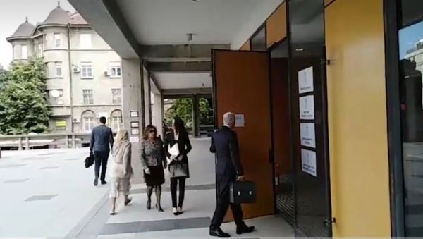 КОСТИНА МАЈКА НЕГИРАЛА КРИВИЦУ: Одговарала на питања родитеља убијене деце КОСТИНА МАЈКА НЕГИРАЛА КРИВИЦУ: Одговарала на питања родитеља убијене деце