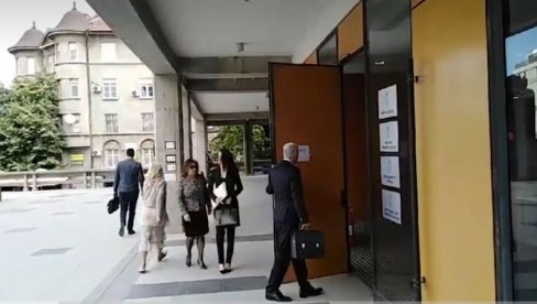 KOSTINA MAJKA STIGLA U SUD Oči u oči sa roditeljima ubijene dece: Danas odgovara na ključna pitanja (VIDEO) KOSTINA MAJKA STIGLA U SUD Oči u oči sa roditeljima ubijene dece: Danas odgovara na ključna pitanja (VIDEO)