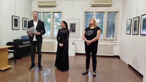 ПОСТАВКА „АЛТЕР ЕГО“: Милена Миленковић поново излаже у Параћину (ФОТО) ПОСТАВКА „АЛТЕР ЕГО“: Милена Миленковић поново излаже у Параћину (ФОТО)