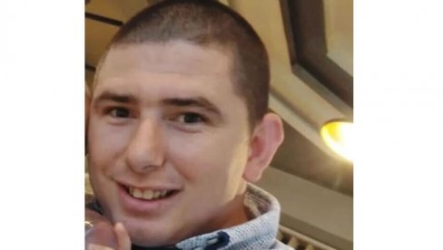 VOJNIK HEROJ: Mladen ugledao porodicu ispred zapaljenog auta, ono što je uradio čin je hrabrosti (FOTO) VOJNIK HEROJ: Mladen ugledao porodicu ispred zapaljenog auta, ono što je uradio čin je hrabrosti (FOTO)