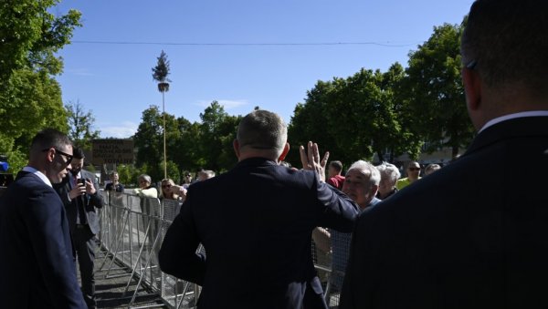 ПРВИ СНИМАК НАКОН АТЕНТАТА НА ПРЕМИЈЕРА СЛОВАЧКЕ: Фицо лежи на земљи, около паника (ВИДЕО)