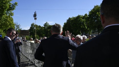 PRVI SNIMAK NAKON ATENTATA NA PREMIJERA SLOVAČKE: Fico leži na zemlji, okolo panika (VIDEO) PRVI SNIMAK NAKON ATENTATA NA PREMIJERA SLOVAČKE: Fico leži na zemlji, okolo panika (VIDEO)