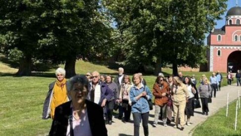 SENIORI NA FRUŠKOJ GORI: Vračarski penzioneri uživali na jednodnevnom izletu SENIORI NA FRUŠKOJ GORI: Vračarski penzioneri uživali na jednodnevnom izletu