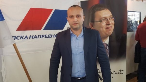 ЈАЊУШЕВИЋ: Многе детаље је Парандиловић сакрио од грађана и бирача ЈАЊУШЕВИЋ: Многе детаље је Парандиловић сакрио од грађана и бирача