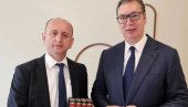 КНЕЖЕВИЋ ПОКЛОНИО ВУЧИЋУ ЊЕГОШЕВА ДЕЛА: Не за кућну библиотеку, већ за Уједињене нације КНЕЖЕВИЋ ПОКЛОНИО ВУЧИЋУ ЊЕГОШЕВА ДЕЛА: Не за кућну библиотеку, већ за Уједињене нације
