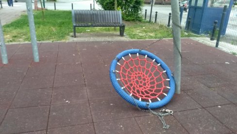 VANDALI NE MIRUJU: Nova oštećenja na dečjim igralištima VANDALI NE MIRUJU: Nova oštećenja na dečjim igralištima