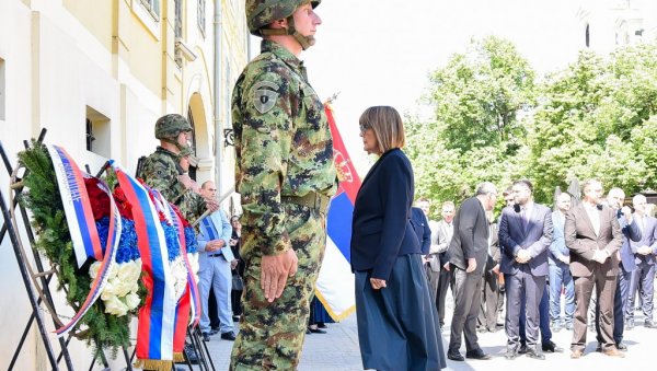 БОРБА ПРЕДАКА НАМ ЈЕ ЗА УЗОР: Државном церемонијом у Сремским Карловцима обележено 176 година од Мајске скупштине БОРБА ПРЕДАКА НАМ ЈЕ ЗА УЗОР: Државном церемонијом у Сремским Карловцима обележено 176 година од Мајске скупштине