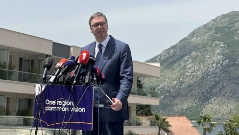 VUČIĆ SE OBRATIO IZ KOTORA Predsednik o rezoluciji: Reč je o političkoj deklaraciji i odluci - da se stavi žig jednom narodu (VIDEO)