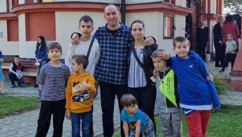 ĆUPIĆI NA PALIĆU ODGAJAJU ŠESTORICU SINOVA: Deca i sloga su naše bogatstvo (FOTO) ĆUPIĆI NA PALIĆU ODGAJAJU ŠESTORICU SINOVA: Deca i sloga su naše bogatstvo (FOTO)