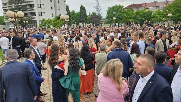 МАТУРАНТИ УЛЕПШАЛИ УГЉЕВИК: У СШЦ Михаило Петровић Алас школовање завршило 92 ученика МАТУРАНТИ УЛЕПШАЛИ УГЉЕВИК: У СШЦ Михаило Петровић Алас школовање завршило 92 ученика
