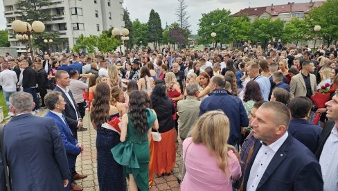MATURANTI ULEPŠALI UGLJEVIK: U SŠC Mihailo Petrović Alas školovanje završilo 92 učenika MATURANTI ULEPŠALI UGLJEVIK: U SŠC Mihailo Petrović Alas školovanje završilo 92 učenika