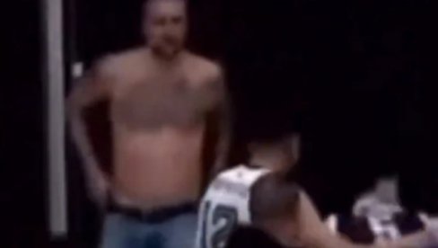 BRUKA I SRAMOTA, EVROPO, NE GLEDAJ! Brutalno pesničenje na meču juniora, a onda je uleteo Milan Gurović bez majice... (VIDEO) BRUKA I SRAMOTA, EVROPO, NE GLEDAJ! Brutalno pesničenje na meču juniora, a onda je uleteo Milan Gurović bez majice... (VIDEO)
