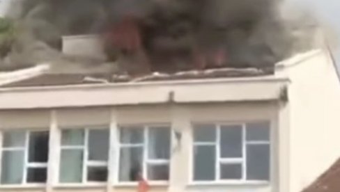 MALI MATURANTI ZAPALILI ŠKOLU: Požar izazvali bakljama, policija i vatrogasci hitno reagovali (VIDEO) MALI MATURANTI ZAPALILI ŠKOLU: Požar izazvali bakljama, policija i vatrogasci hitno reagovali (VIDEO)