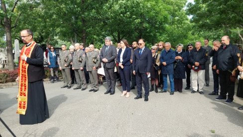 LIČNIM PRIMEROM PODSTICAO VOJNIKE: Državnom ceremonijom na Novom groblju u Beogradu obeleženo 107 godina od smrti Vojvode Radomira Putnika LIČNIM PRIMEROM PODSTICAO VOJNIKE: Državnom ceremonijom na Novom groblju u Beogradu obeleženo 107 godina od smrti Vojvode Radomira Putnika