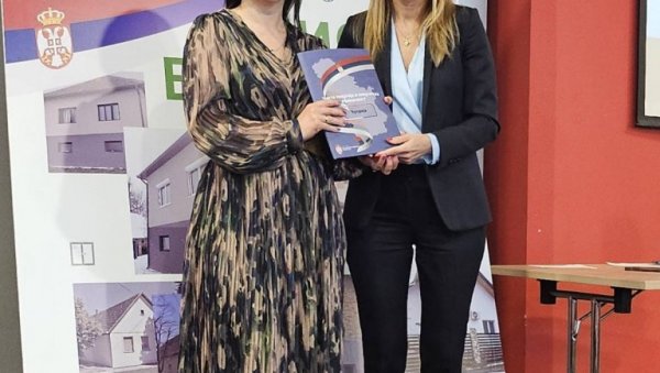 ЗА ТОПЛИЈЕ ДОМОВЕ ЋУПРИЧАНА: Министарка Ђедовић Хандановић у Ћуприји ЗА ТОПЛИЈЕ ДОМОВЕ ЋУПРИЧАНА: Министарка Ђедовић Хандановић у Ћуприји