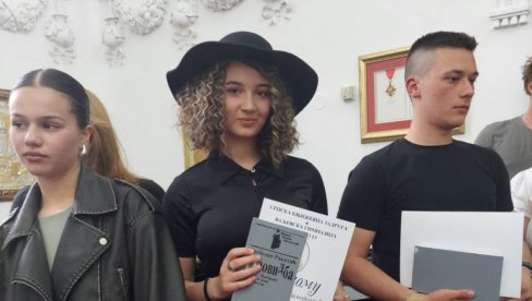 ĆUPRIČANKA TREĆA NA POETSKOM KONKURSU DESANKA MAKSIMOVIĆ: Katarina osvojila treće mesto ĆUPRIČANKA TREĆA NA POETSKOM KONKURSU DESANKA MAKSIMOVIĆ: Katarina osvojila treće mesto
