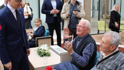 PREMIJER SRBIJE, MILOŠ VUČEVIĆ, U VALJEVU Dočekali Gerontološki centar PREMIJER SRBIJE, MILOŠ VUČEVIĆ, U VALJEVU Dočekali Gerontološki centar