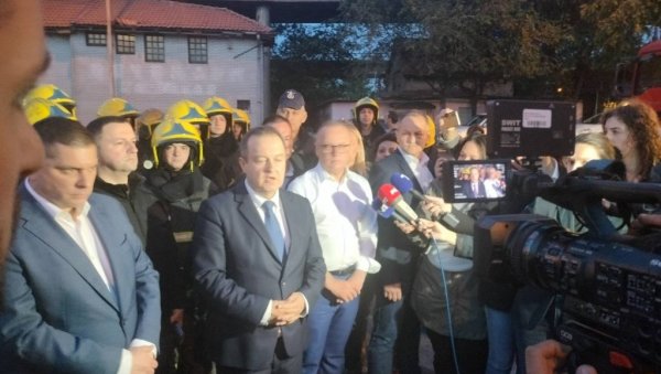СВИ ПУТНИЦИ ИЗ ВОЗОВА СУ ЕВАКУИСАНИ Обраћање Дачића и Весића: Имали смо среће, није било погинулих (ФОТО) СВИ ПУТНИЦИ ИЗ ВОЗОВА СУ ЕВАКУИСАНИ Обраћање Дачића и Весића: Имали смо среће, није било погинулих (ФОТО)