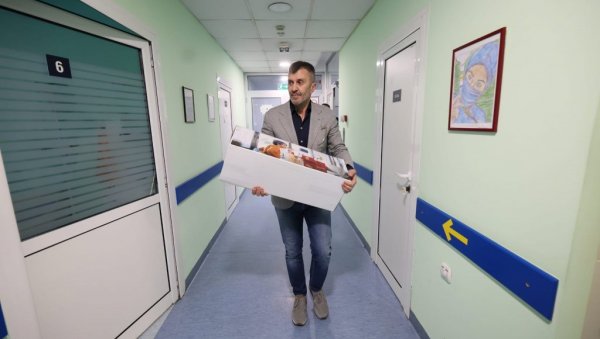 ЂОРЂЕВИЋ ПОСЕТИО И ДАРИВАО ПОКЛОНЕ МАЛИМ ПАЦИЈЕНТИМА: У Институту за здравствену заштиту мајке и дете ЂОРЂЕВИЋ ПОСЕТИО И ДАРИВАО ПОКЛОНЕ МАЛИМ ПАЦИЈЕНТИМА: У Институту за здравствену заштиту мајке и дете
