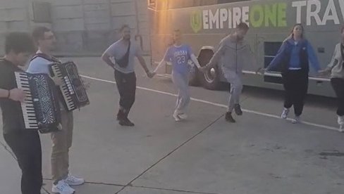 TO, SRBADIJO! Srbi napravili ŠOU na granici SAD i Kanade: Jači smo mi od njih! (VIDEO) TO, SRBADIJO! Srbi napravili ŠOU na granici SAD i Kanade: Jači smo mi od njih! (VIDEO)