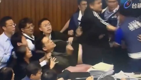 MASOVNA TUČA U TZV. TAJVANSKOM PARLAMENTU: Poslanici zadobili potrese mozga i teške prelome (VIDEO) MASOVNA TUČA U TZV. TAJVANSKOM PARLAMENTU: Poslanici zadobili potrese mozga i teške prelome (VIDEO)
