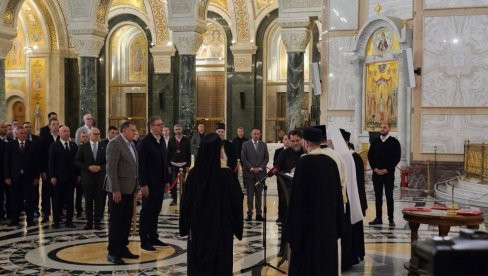 ВУЧИЋ ПРЕД ПОЛАЗАК У ЊУЈОРК: Председник се помолио у Храму Светог Саве (ФОТО/ВИДЕО)