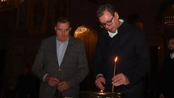 СИЛНИ СУ ОНИ КОЈИ СУ ПРОТИВ НАС, АЛИ СРБИЈА ЈЕ НАША НАЈВЕЋА СВЕТИЊА: Велике речи председника Вучића пред пут у Њујорк (ФОТО) СИЛНИ СУ ОНИ КОЈИ СУ ПРОТИВ НАС, АЛИ СРБИЈА ЈЕ НАША НАЈВЕЋА СВЕТИЊА: Велике речи председника Вучића пред пут у Њујорк (ФОТО)